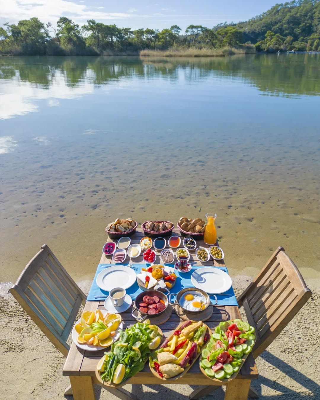 Deniz kenarında serpme kahvaltı