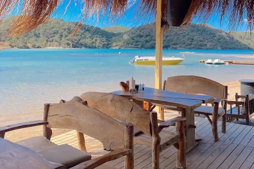 Deniz manzaralı öğle yemeği